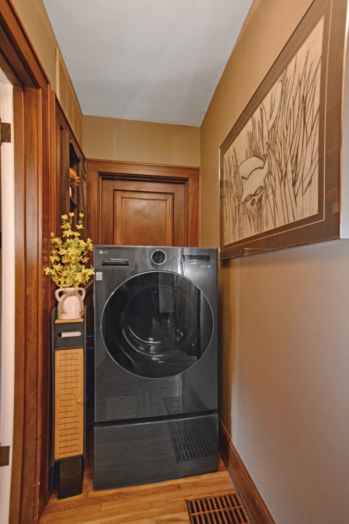 Bloomington, Illinois 61701, United States, 3 Bedrooms Bedrooms, ,2 BathroomsBathrooms,Residential,Contingent,158645