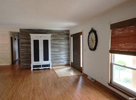 Tiny photo for 320 CIRCLE Drive, Salem, IL 62881 (MLS # EB460444)