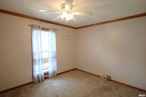 Tiny photo for 320 CIRCLE Drive, Salem, IL 62881 (MLS # EB460444)