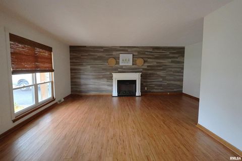 Tiny photo for 320 CIRCLE Drive, Salem, IL 62881 (MLS # EB460444)