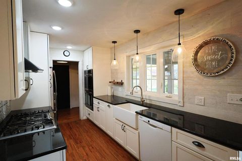 Tiny photo for 320 CIRCLE Drive, Salem, IL 62881 (MLS # EB460444)