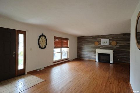 Tiny photo for 320 CIRCLE Drive, Salem, IL 62881 (MLS # EB460444)