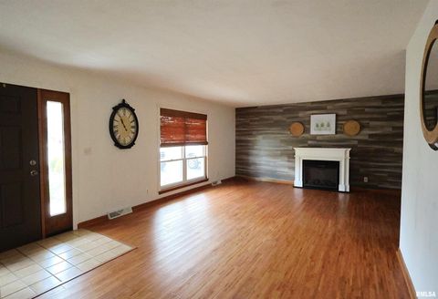 Tiny photo for 320 CIRCLE Drive, Salem, IL 62881 (MLS # EB460444)