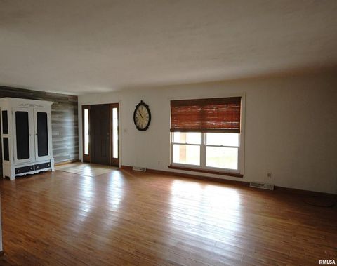 Tiny photo for 320 CIRCLE Drive, Salem, IL 62881 (MLS # EB460444)