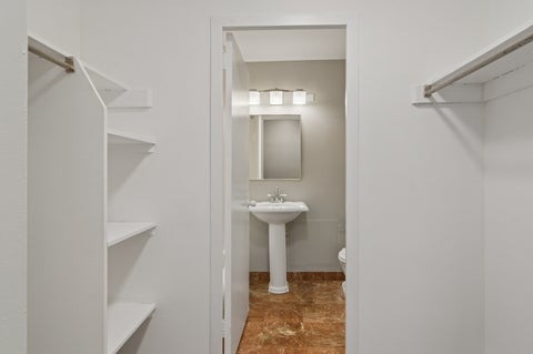 Tiny photo for 21 W Goethe Street #5E, Chicago, IL 60610 (MLS # 12766538)