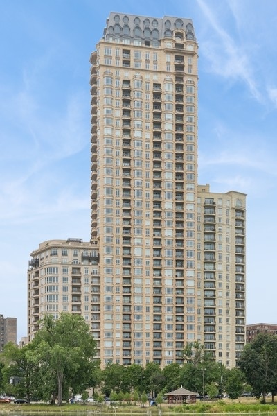2550 N Lakeview Avenue 704