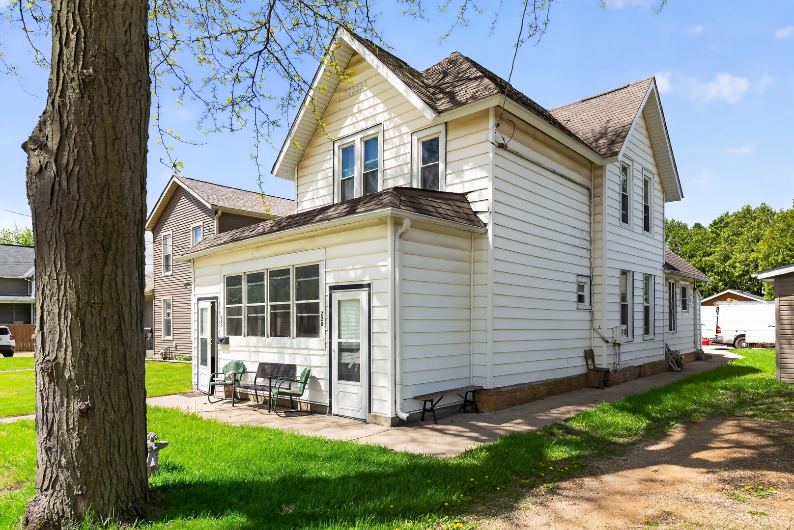 220 E Lincoln Avenue