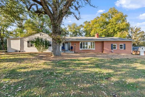 Photo of 8210 Ridgewood Road, Rock Island, IL 61201 (MLS # 12630860)