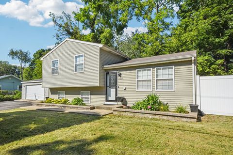 Photo of 10133 W Wadsworth Road, Beach Park, IL 60099 (MLS # 12451662) Photo of 10133 W Wadsworth Road, Beach Park, IL 60099 (MLS # 12451662)