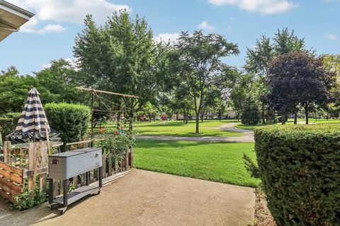 Tiny photo for 1107 E Algonquin Road #4, Arlington Heights, IL 60005 (MLS # 12497718)