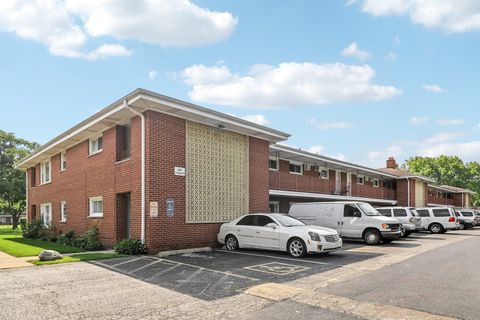 Tiny photo for 1107 E Algonquin Road #4, Arlington Heights, IL 60005 (MLS # 12497718)