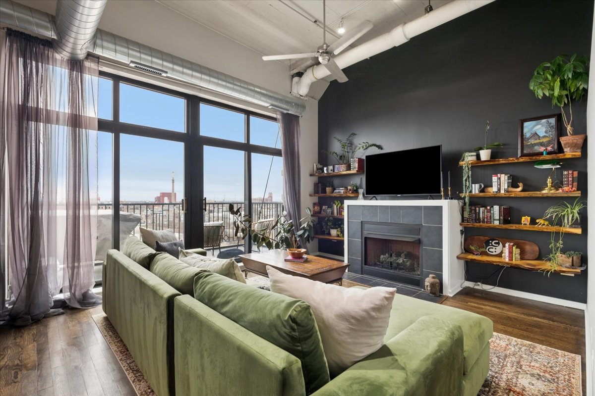 1525 S Sangamon Street 716