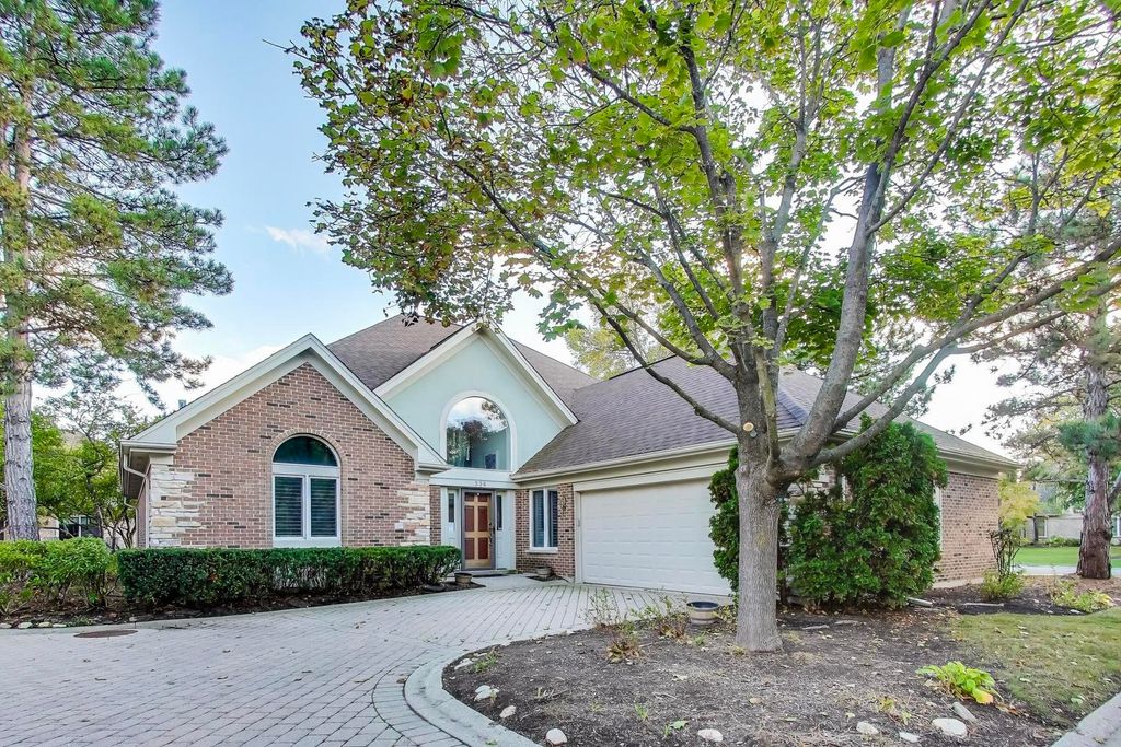 Photo for 336 Rivershire Court, Lincolnshire, IL 60069 (MLS # 12484796)