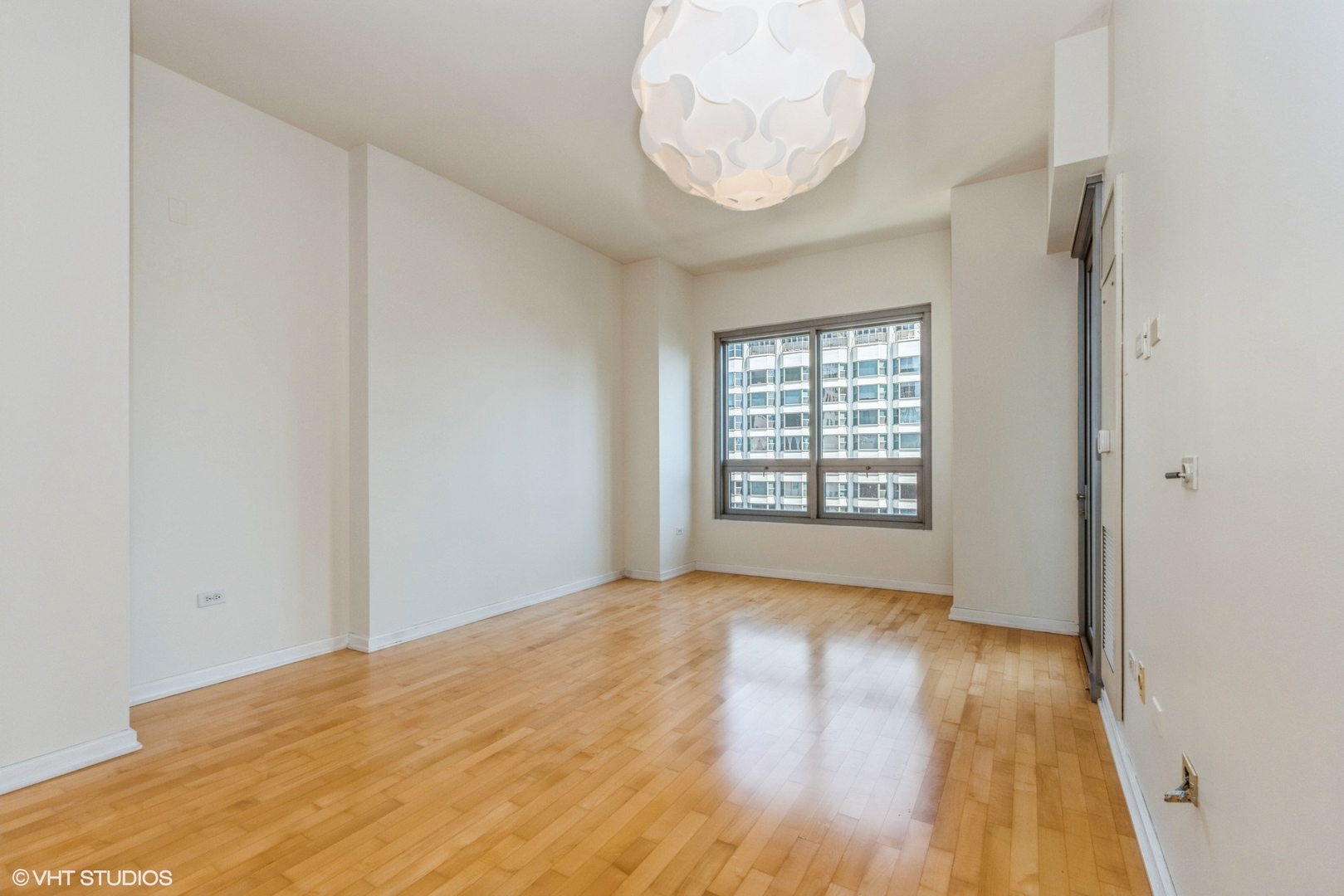 160 E ILLINOIS Street 2503