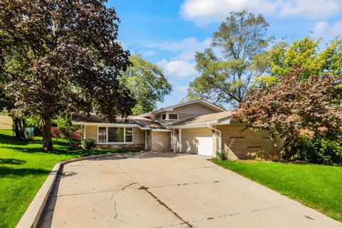 Photo of 8746 S 81st Court, Hickory Hills, IL 60457 (MLS # 12630926)