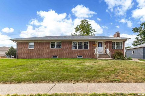 Photo of 105 W PRICE Street, Eldridge, IA 52748 (MLS # QC4267231)