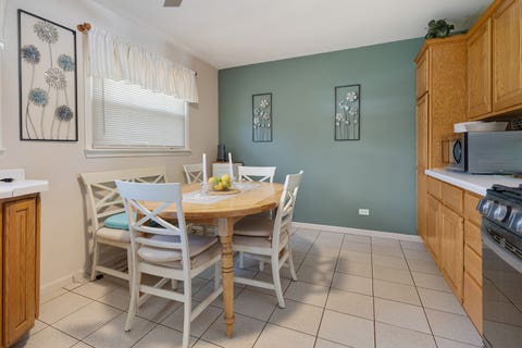 Tiny photo for 560 W Berkley Lane, Hoffman Estates, IL 60169 (MLS # 12737706)