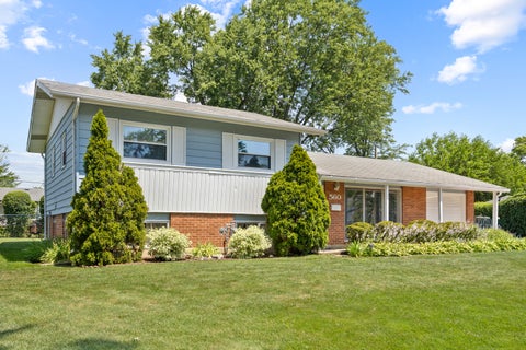 Photo of 560 W Berkley Lane, Hoffman Estates, IL 60169 (MLS # 12737706)