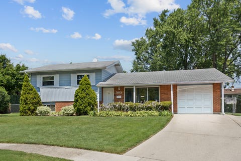 Tiny photo for 560 W Berkley Lane, Hoffman Estates, IL 60169 (MLS # 12737706)