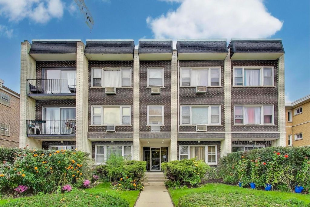 Photo for 1615 W Howard Street #303, Evanston, IL 60202 (MLS # 12470579)