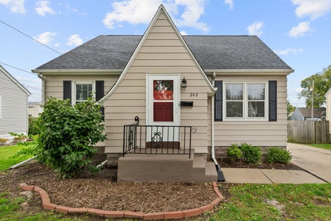 Photo of 342 W 29th Street, Davenport, IA 52803 (MLS # 12780610)