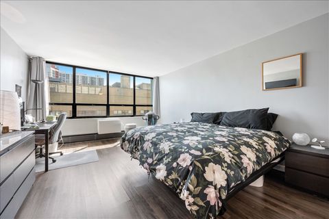 Tiny photo for 6171 N Sheridan Road #2512, Chicago, IL 60660 (MLS # 12625529)