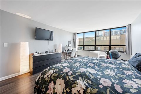 Tiny photo for 6171 N Sheridan Road #2512, Chicago, IL 60660 (MLS # 12625529)