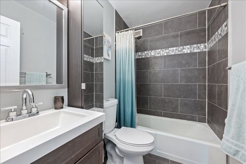 Tiny photo for 6171 N Sheridan Road #2512, Chicago, IL 60660 (MLS # 12625529)