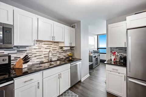 Tiny photo for 6171 N Sheridan Road #2512, Chicago, IL 60660 (MLS # 12625529)