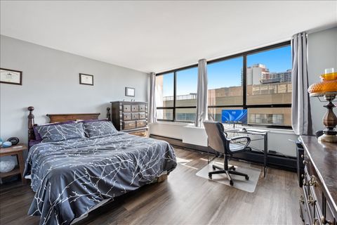 Tiny photo for 6171 N Sheridan Road #2512, Chicago, IL 60660 (MLS # 12625529)