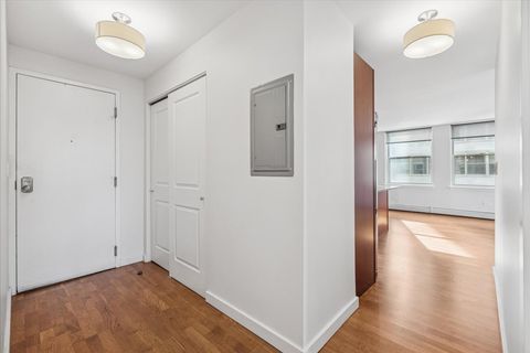 Tiny photo for 3033 N SHERIDAN Road #906, Chicago, IL 60657 (MLS # 12525425)