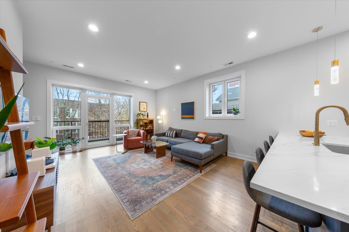 2150 W FOSTER Avenue 2