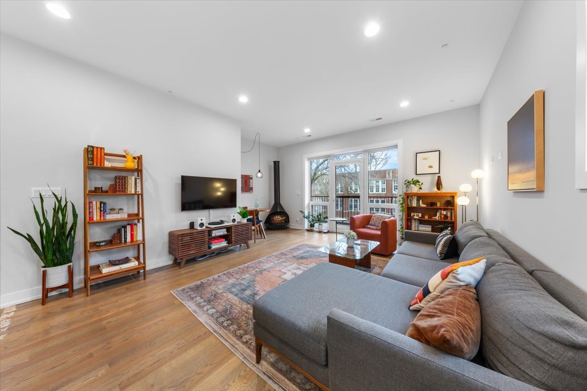 2150 W FOSTER Avenue 2