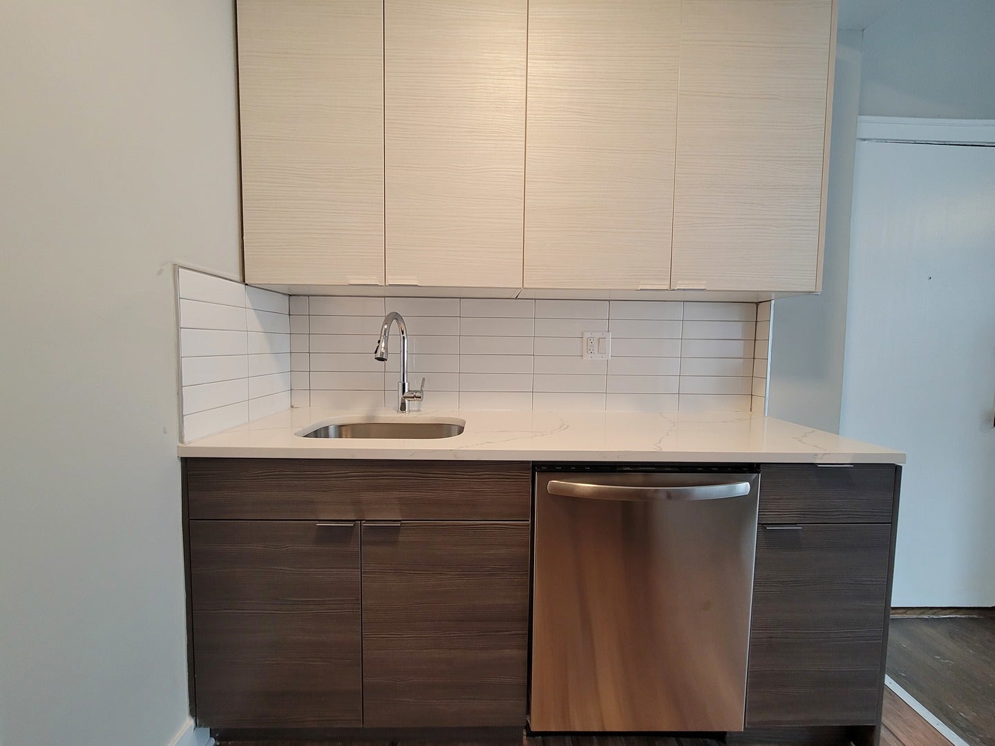 641 W ROSCOE Street V3