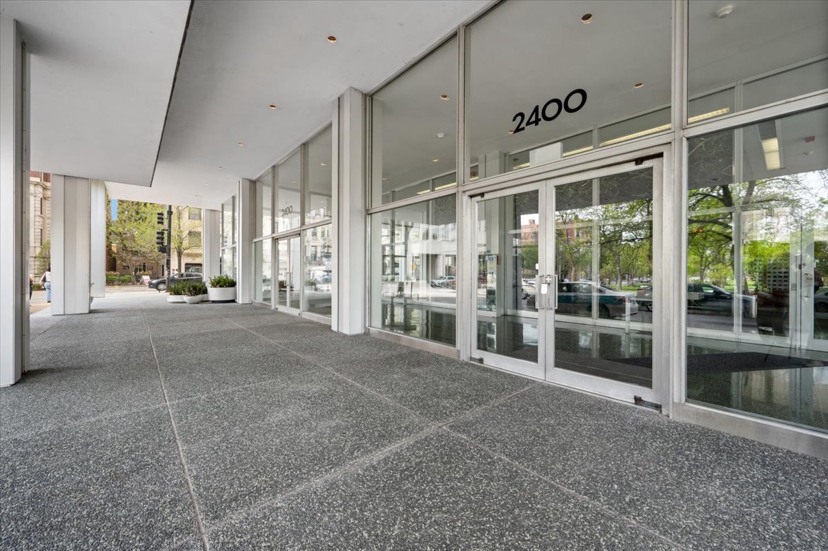 2400 N Lakeview Avenue 1002