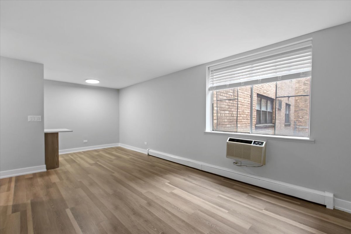 541 W OAKDALE Avenue 221