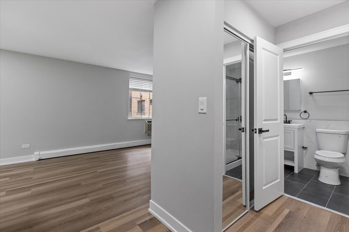 541 W OAKDALE Avenue 221