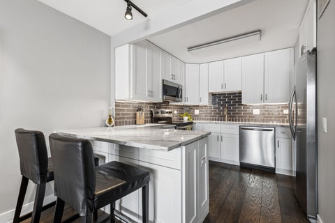 Tiny photo for 1560 N Sandburg Terrace #1010J, Chicago, IL 60610 (MLS # 12735096)