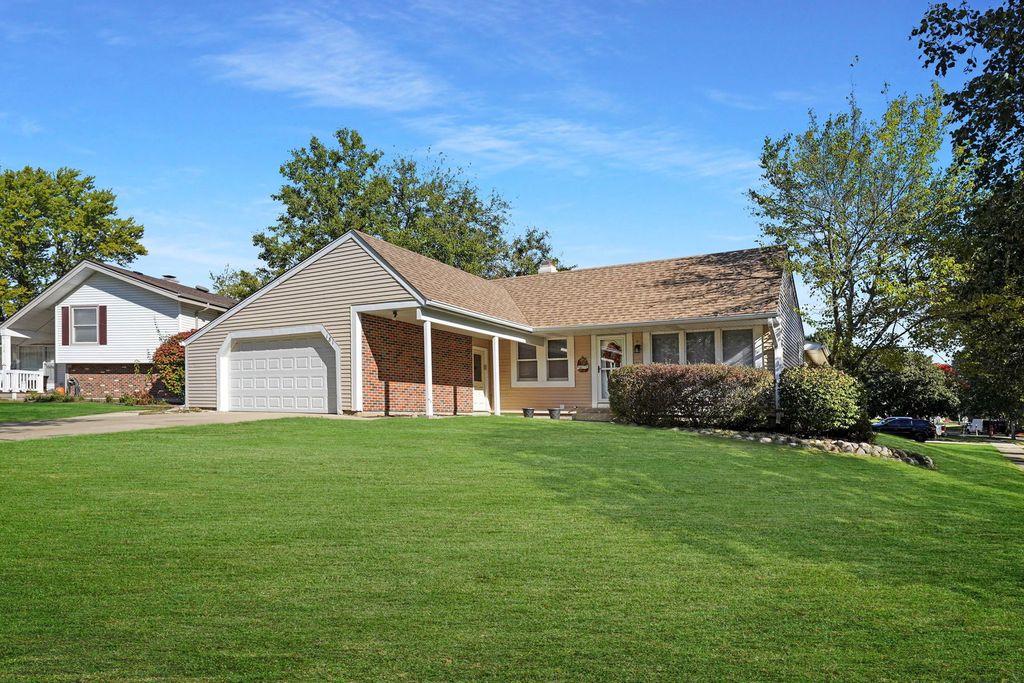 Photo for 181 Lakeview Court, Bloomingdale, IL 60108 (MLS # 12498158)