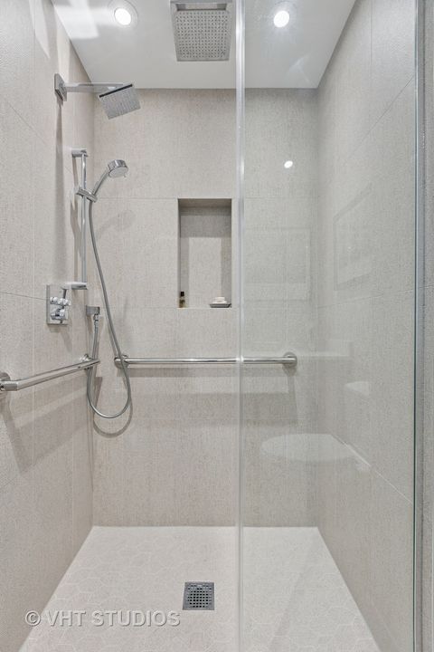 Tiny photo for 132 E DELAWARE Place #5101, Chicago, IL 60611 (MLS # 12471340)