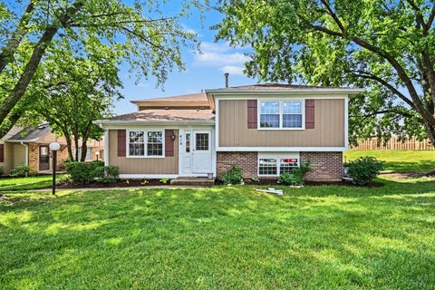 Photo of 410 Ashwood Court, Vernon Hills, IL 60061 (MLS # 12680456)