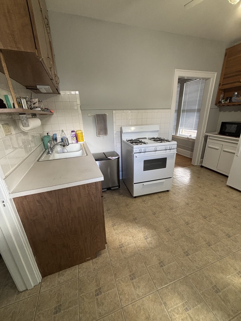 Elmhurst, Illinois 60126, United States, 2 Bedrooms Bedrooms, ,1 BathroomBathrooms,Residential,Active,223905