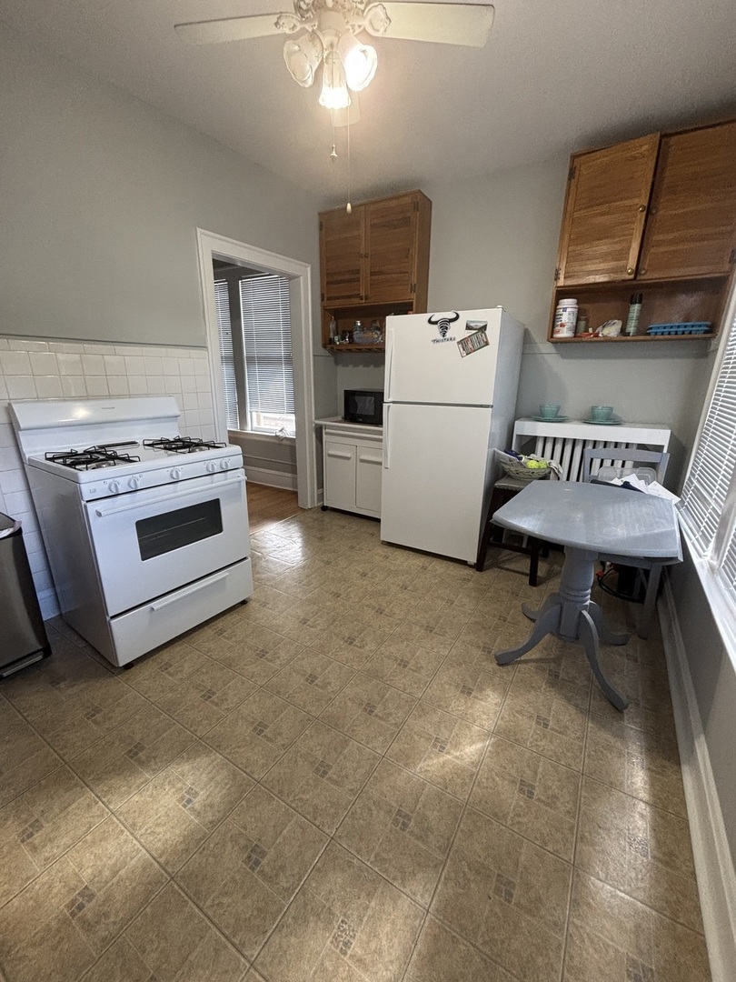 Elmhurst, Illinois 60126, United States, 2 Bedrooms Bedrooms, ,1 BathroomBathrooms,Residential,Active,223905