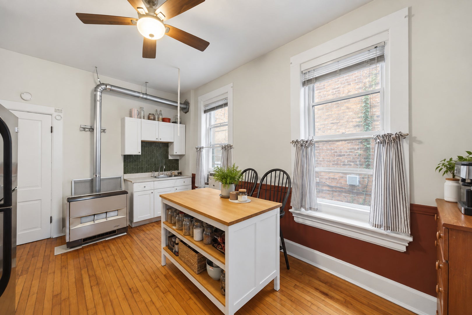 1433 W Superior Street