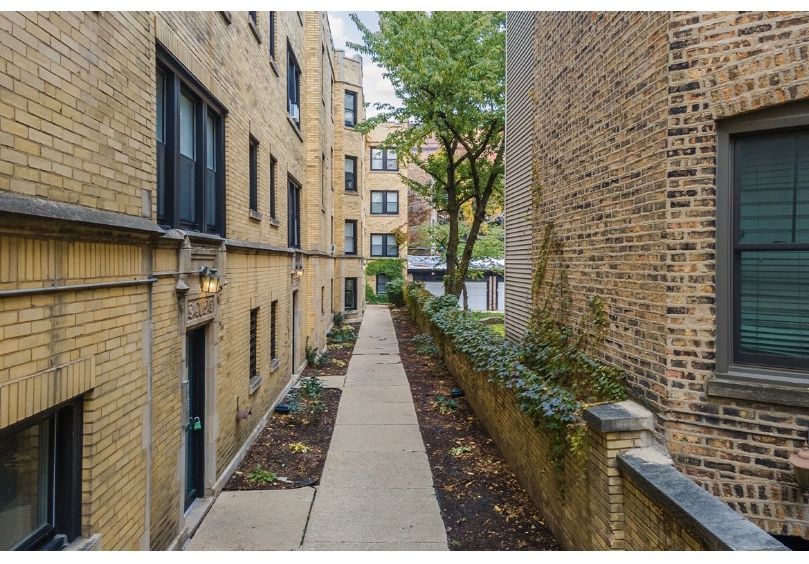 646.5 W Roscoe Street 2S