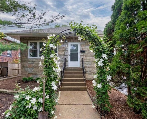Photo of 4916 N Hamlin Avenue, Chicago, IL 60625 (MLS # 12794631)