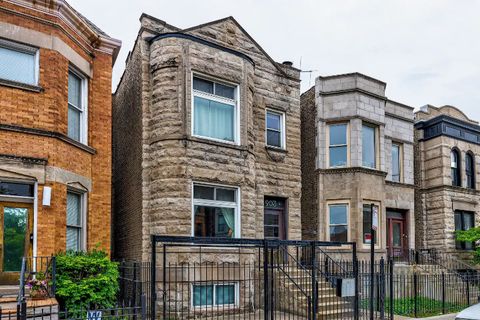 903 W Addison Avenue Chicago IL 60613
