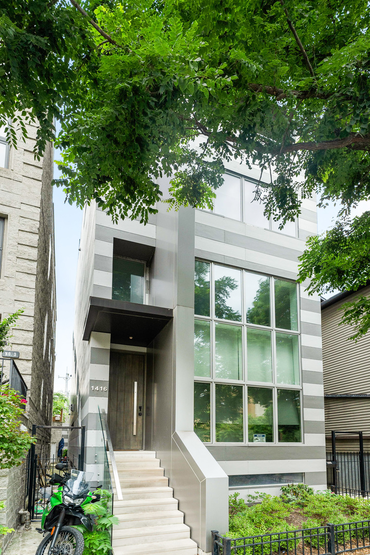 View Chicago, IL 60610 house