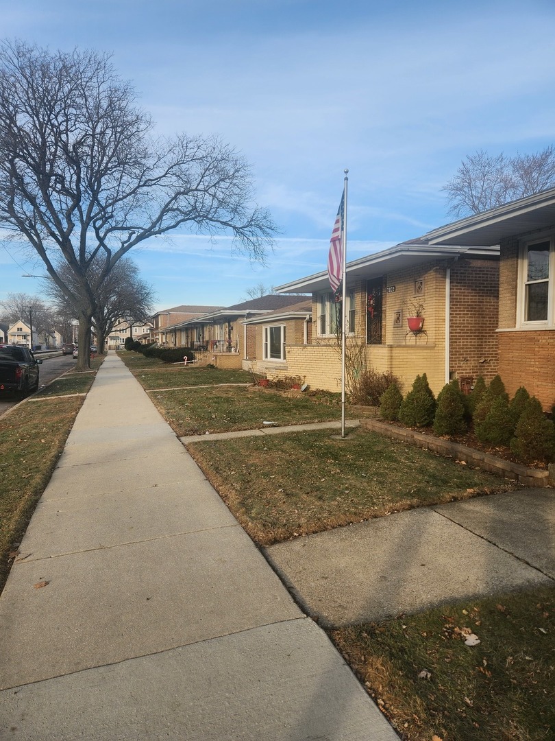 8151 S Commercial Avenue