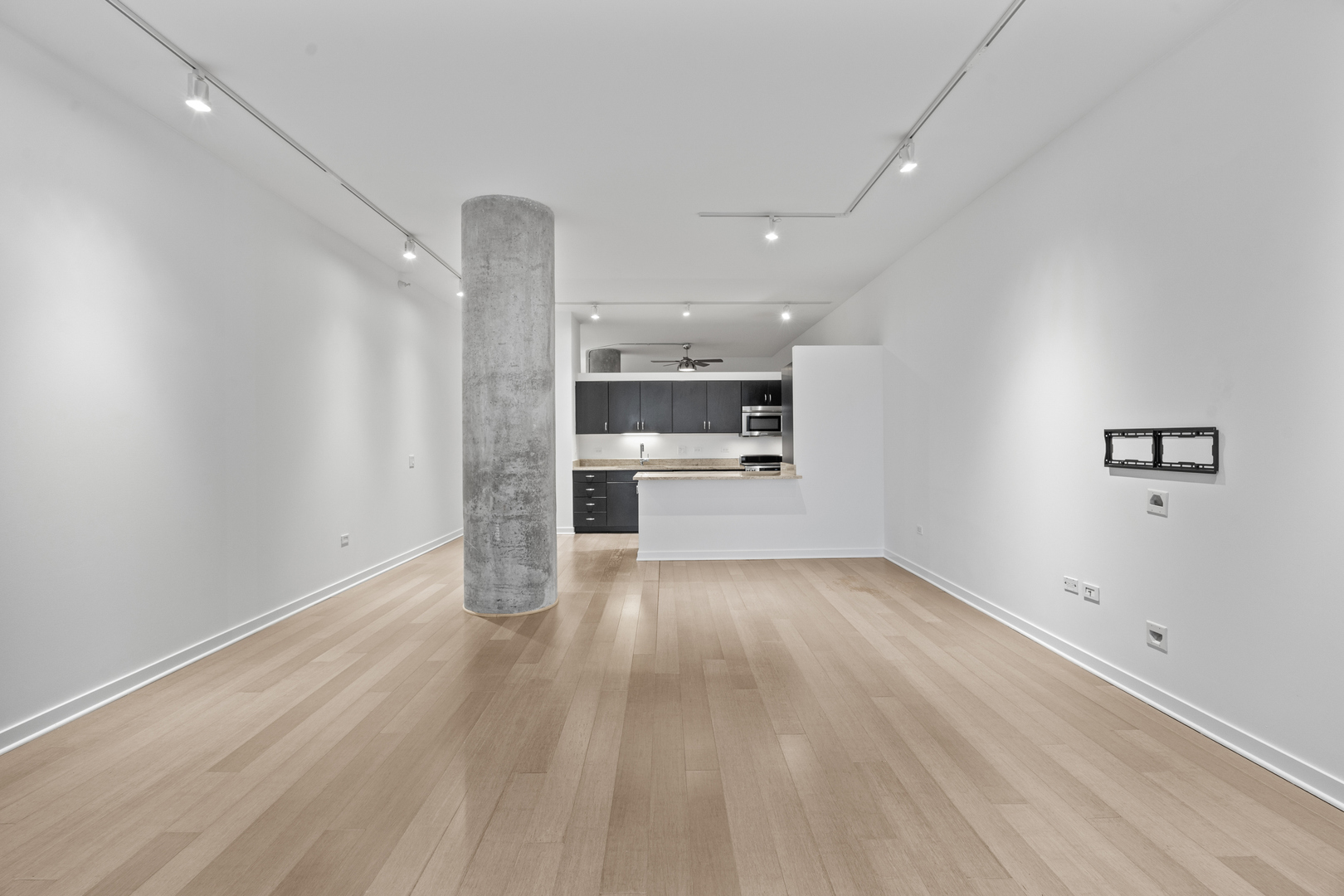 860 W BLACKHAWK Street 406